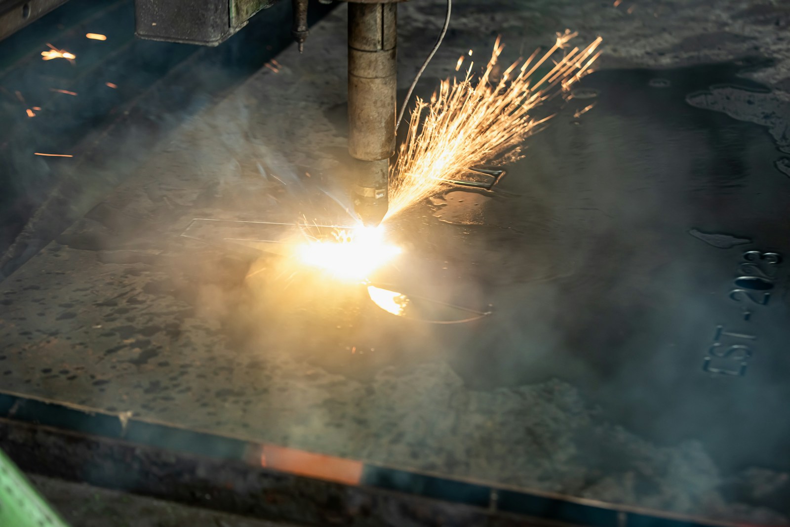 Debitare cu plasmă și scântei în timpul prelucrării metalului